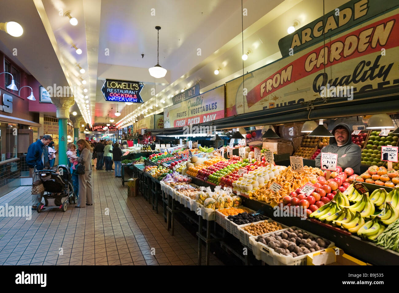 Produce stall in Pike Place Market, downtown Seattle, Washington, USA Stock Photo
