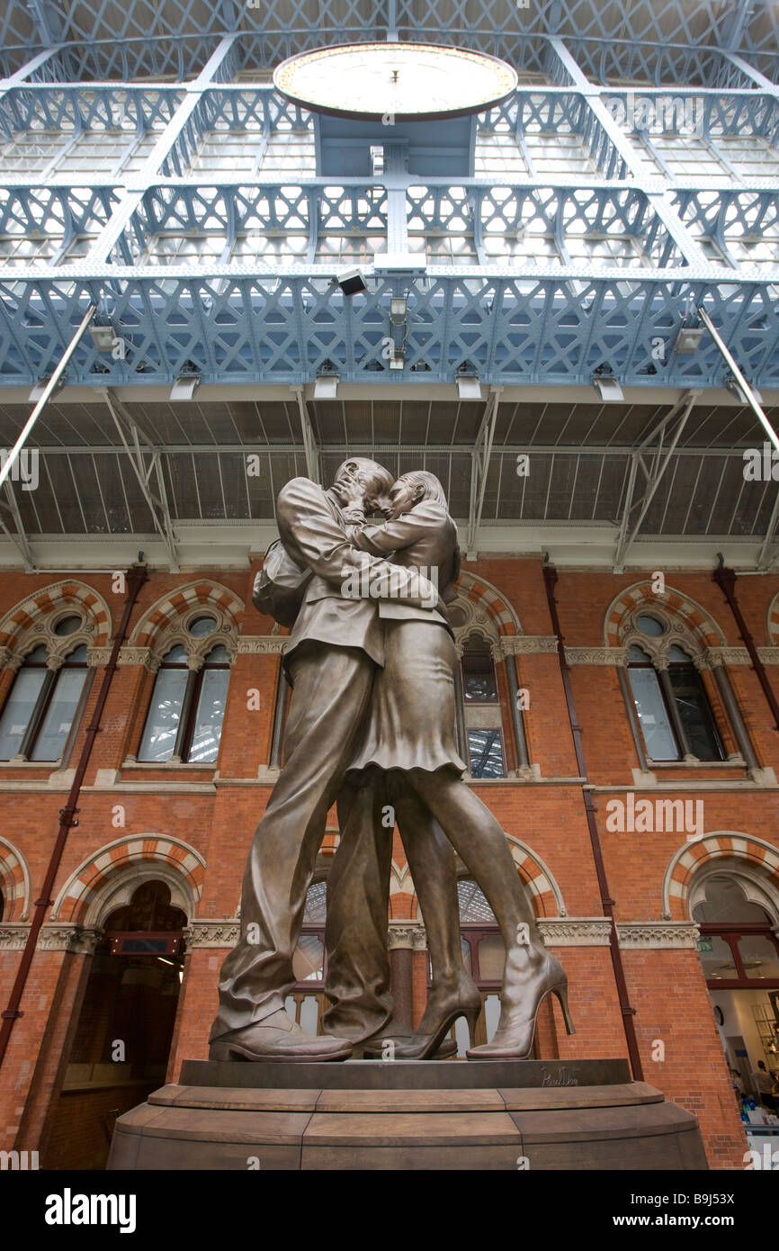 Kiss Statue at St Pancras International Station London England Stock