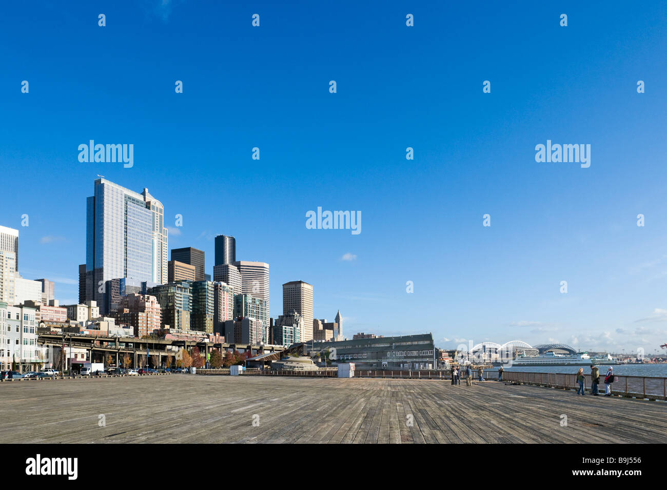 Elliott Bay and city skyline from the waterfront, Alaskan Way, Seattle ...