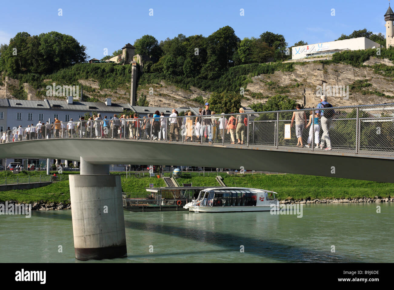 Makartsteg bridge over the Salzach river in front of Buergerwehr on Moenchsberg mountain and the Museum of Modern Art, Salzburg Stock Photo