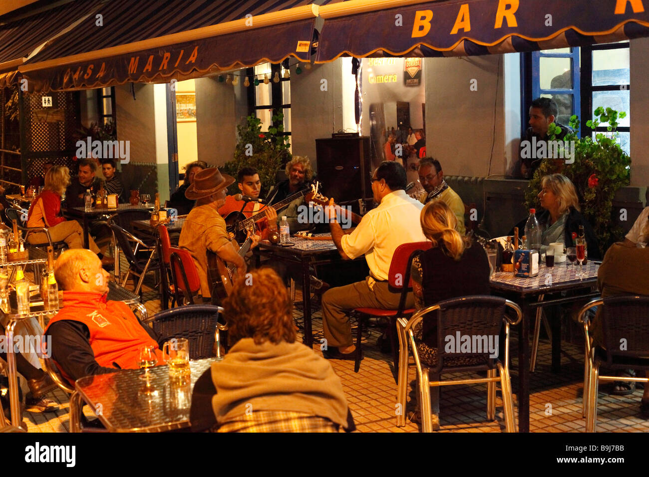 Musicians With Guitars In Front Of Casa Maria La Playa Valle Gran Stock Photo Alamy