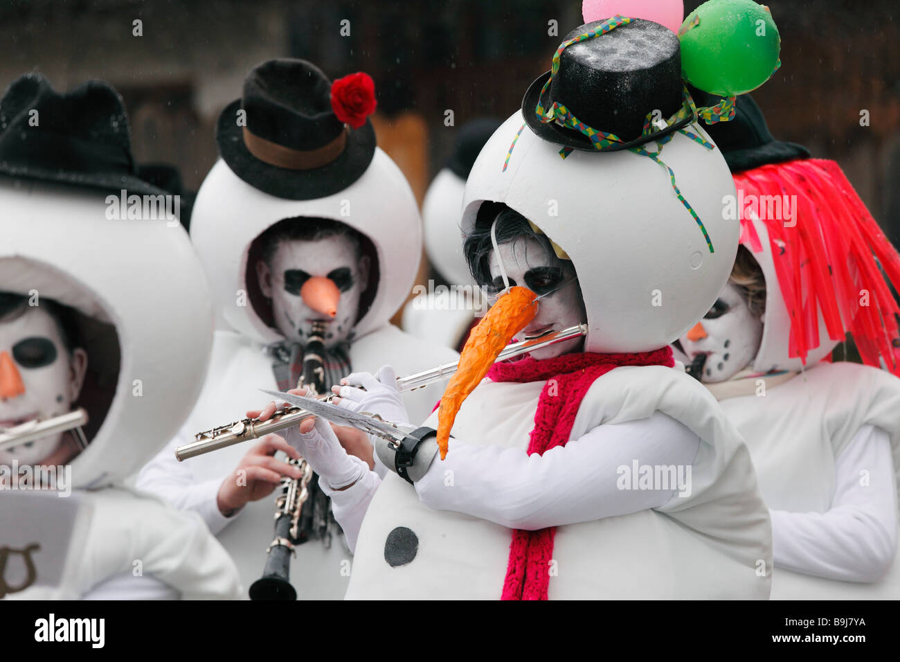 Thaurer Schneemandl Musig, band, Mullerlaufen parade in Thaur, carnival  parade, Tyrol, Austria Stock Photo - Alamy