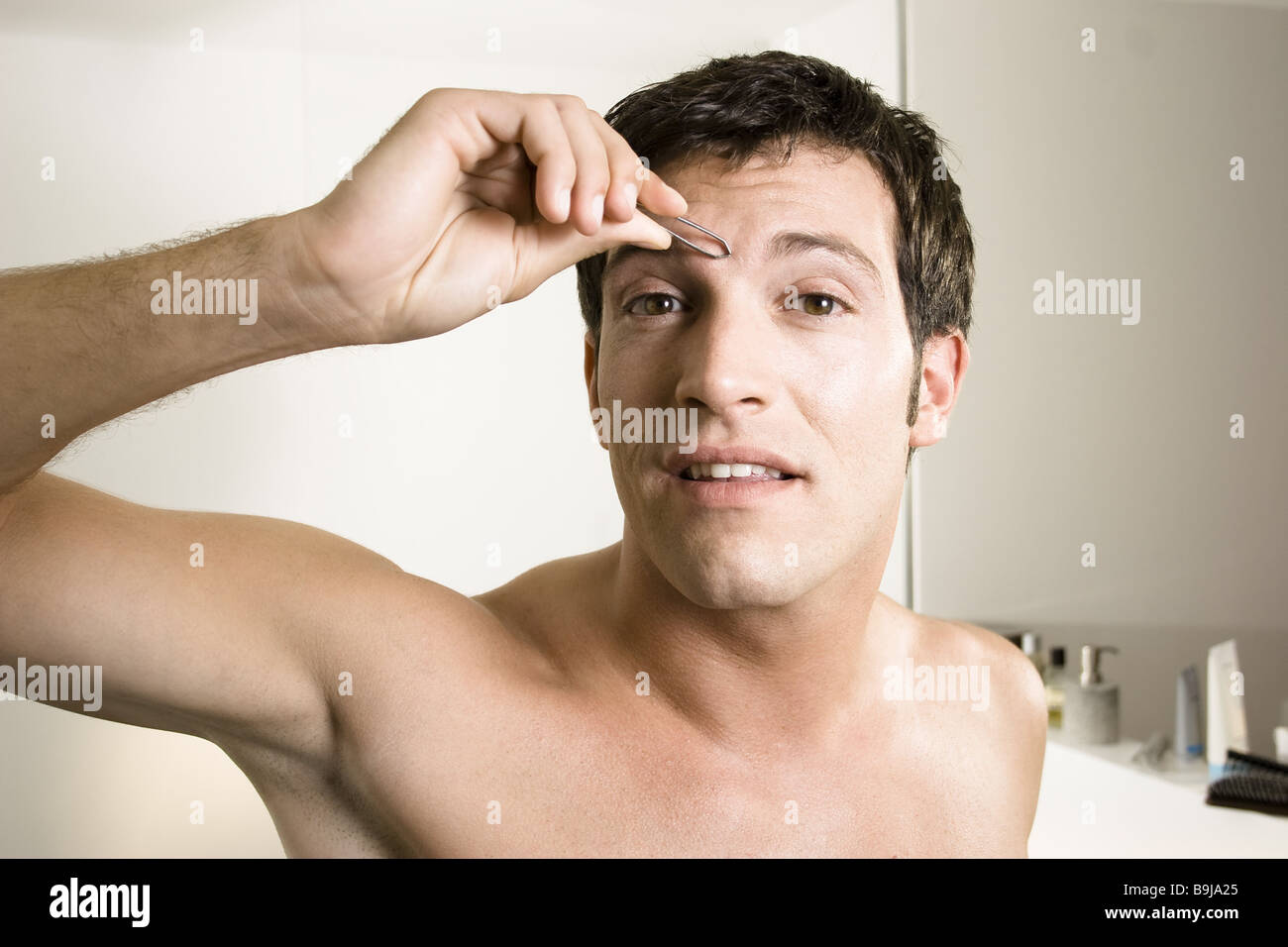 Man and plucking eyebrows hires stock photography and images Alamy