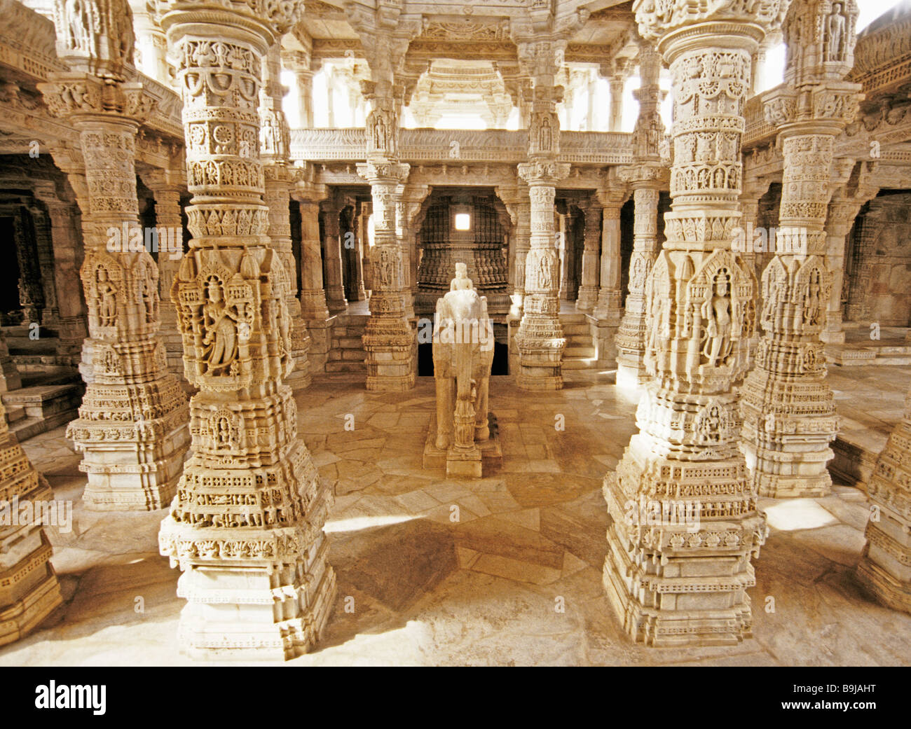 Rajasthan's ornately carved pillars of white marble in the Jain temple of Chaumucha at Ranakpur Stock Photo