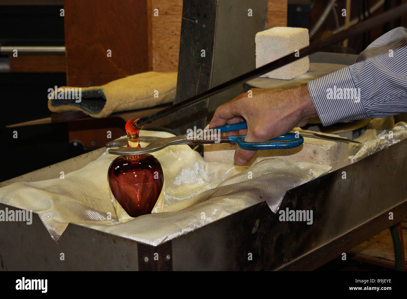 American glassmaker in Ohio USA manual work Stock Photo Alamy