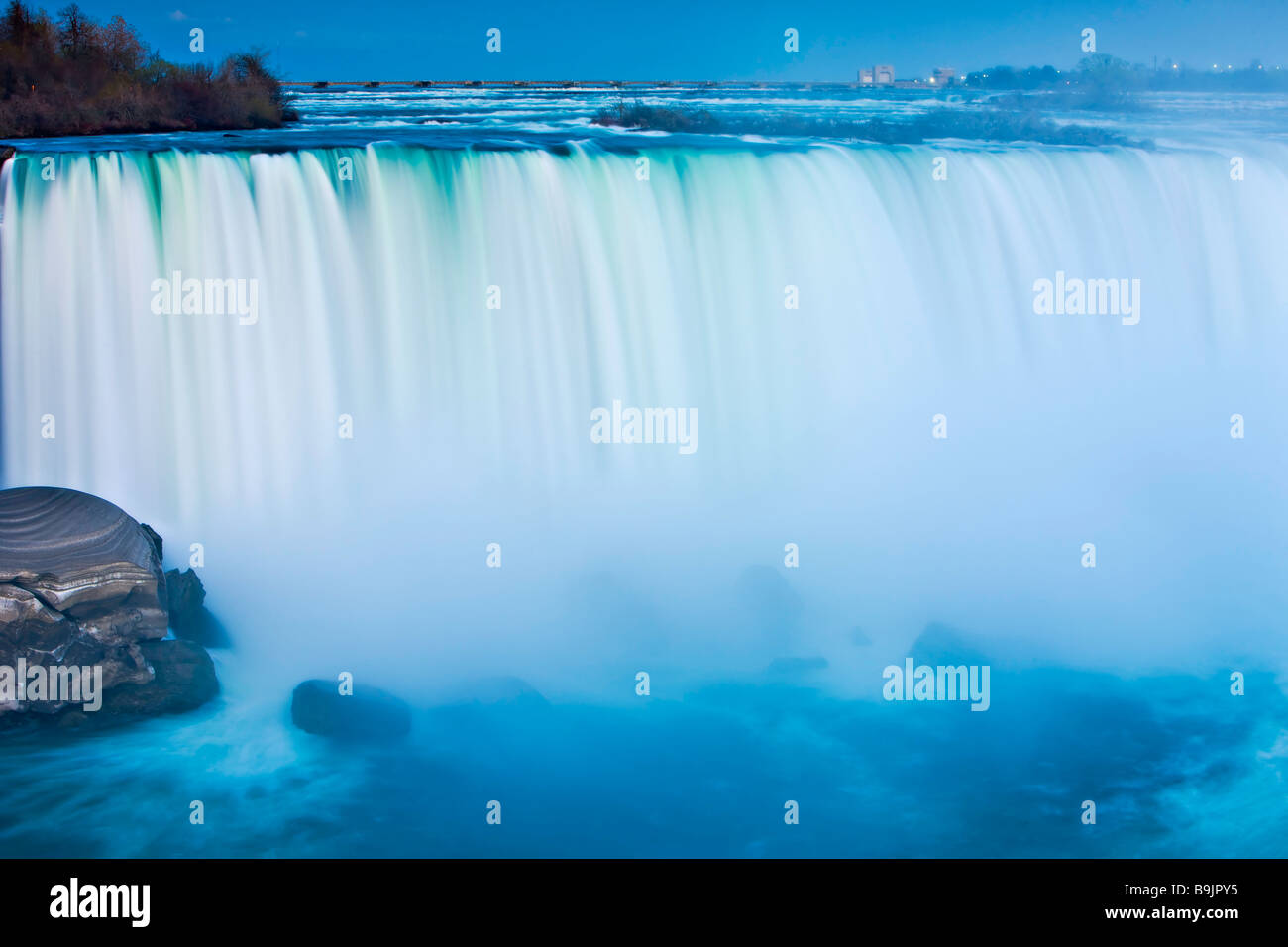 Horseshoe falls along niagara river hires stock photography and images