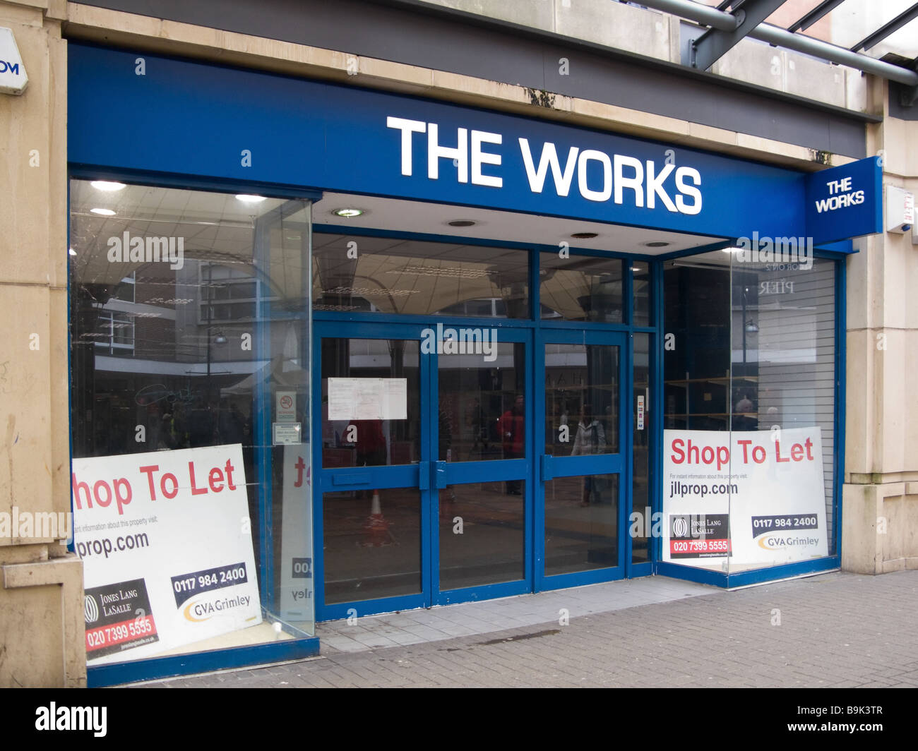 Closed down The Works High Street book store in The Parade, Swindon UK Stock Photo