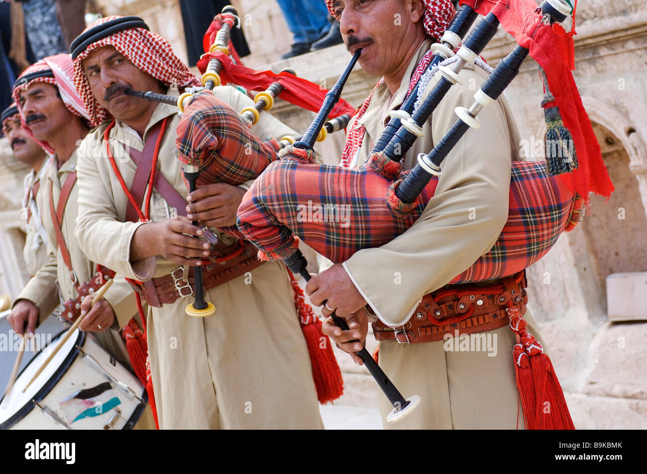 fremtid Tilbagekaldelse Resistente Jordan, Jerash Governorate, Jerash, traditional military music with  bagpipes Stock Photo - Alamy