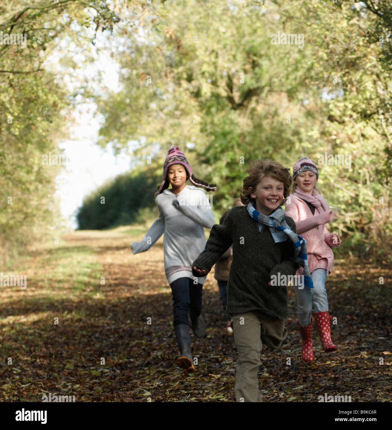 догонялки бежать. догонялки бежать. дети бегут. дети бегают. догонялки бежать.