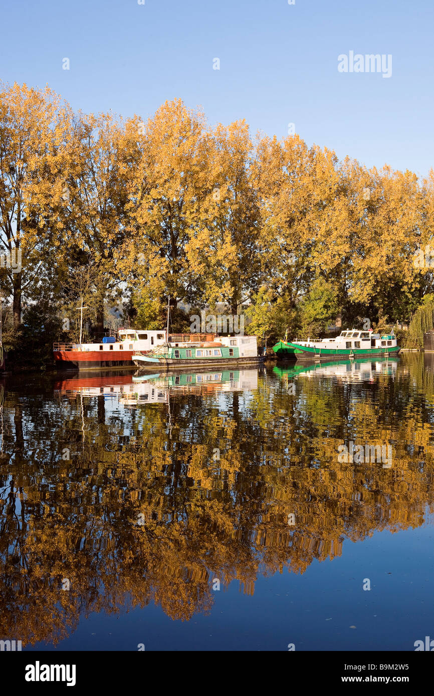 France, Seine et Marne, Saint Mammes, small barges moored in the estuary basin of the Canal du Loing Stock Photo