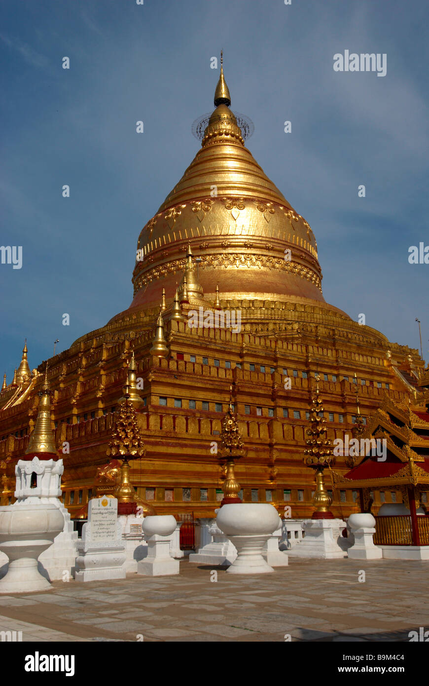 gold temple chedi stupa bagan Stock Photo - Alamy