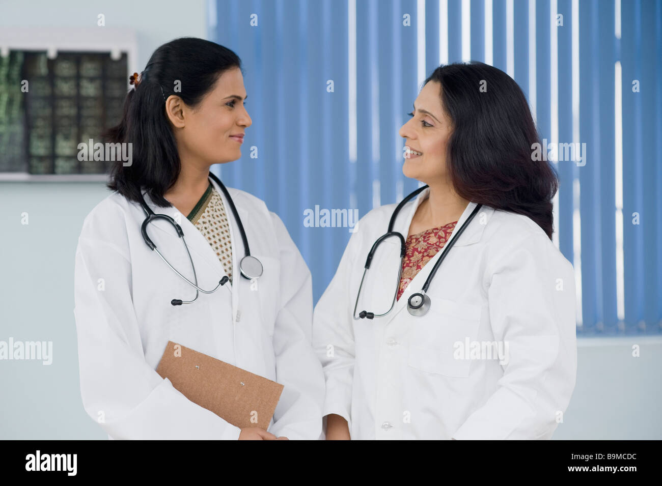 India doctor discussion with two people hi-res stock photography and ...