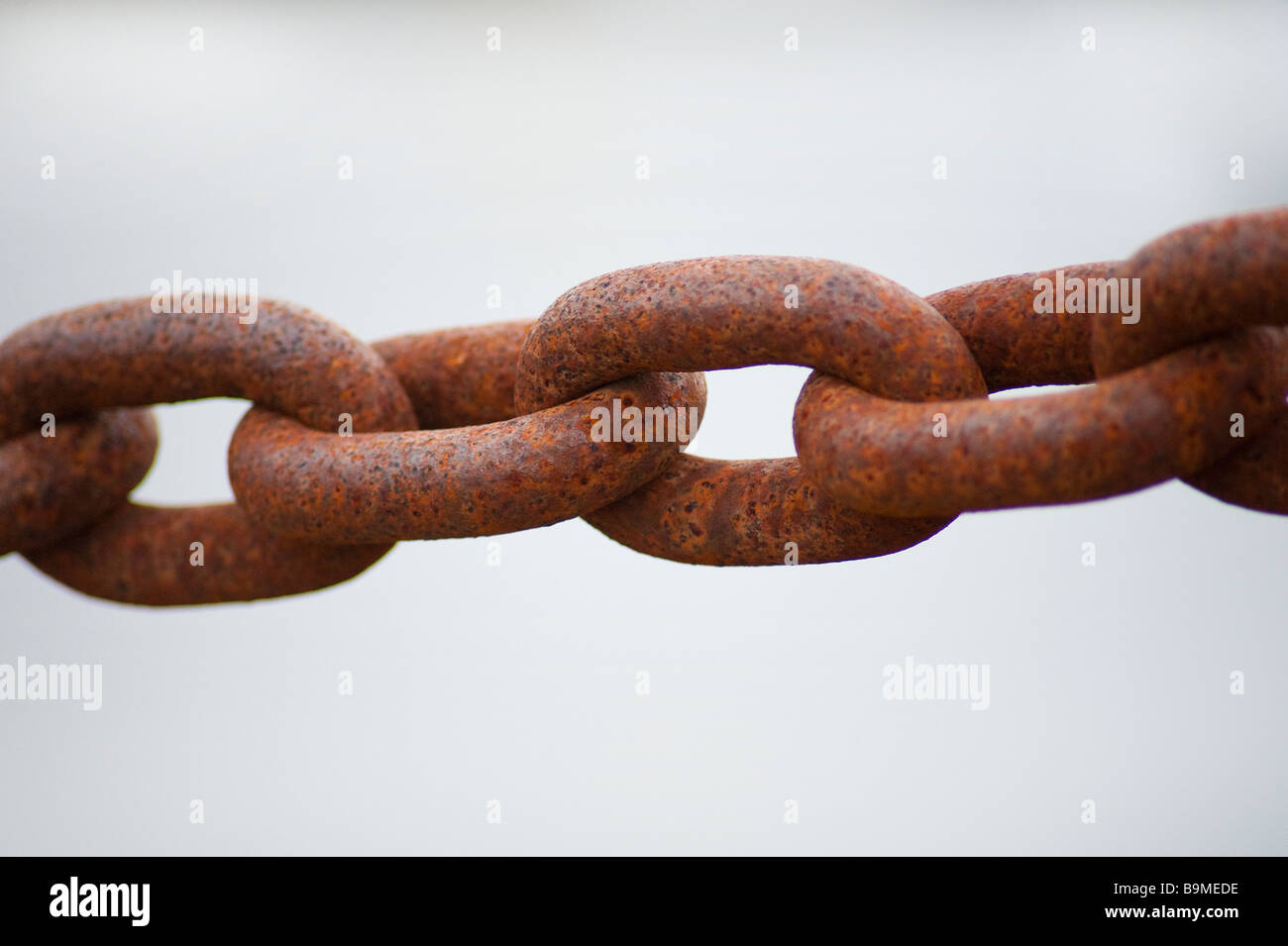 Links of a heavy duty rusty chain Stock Photo Alamy