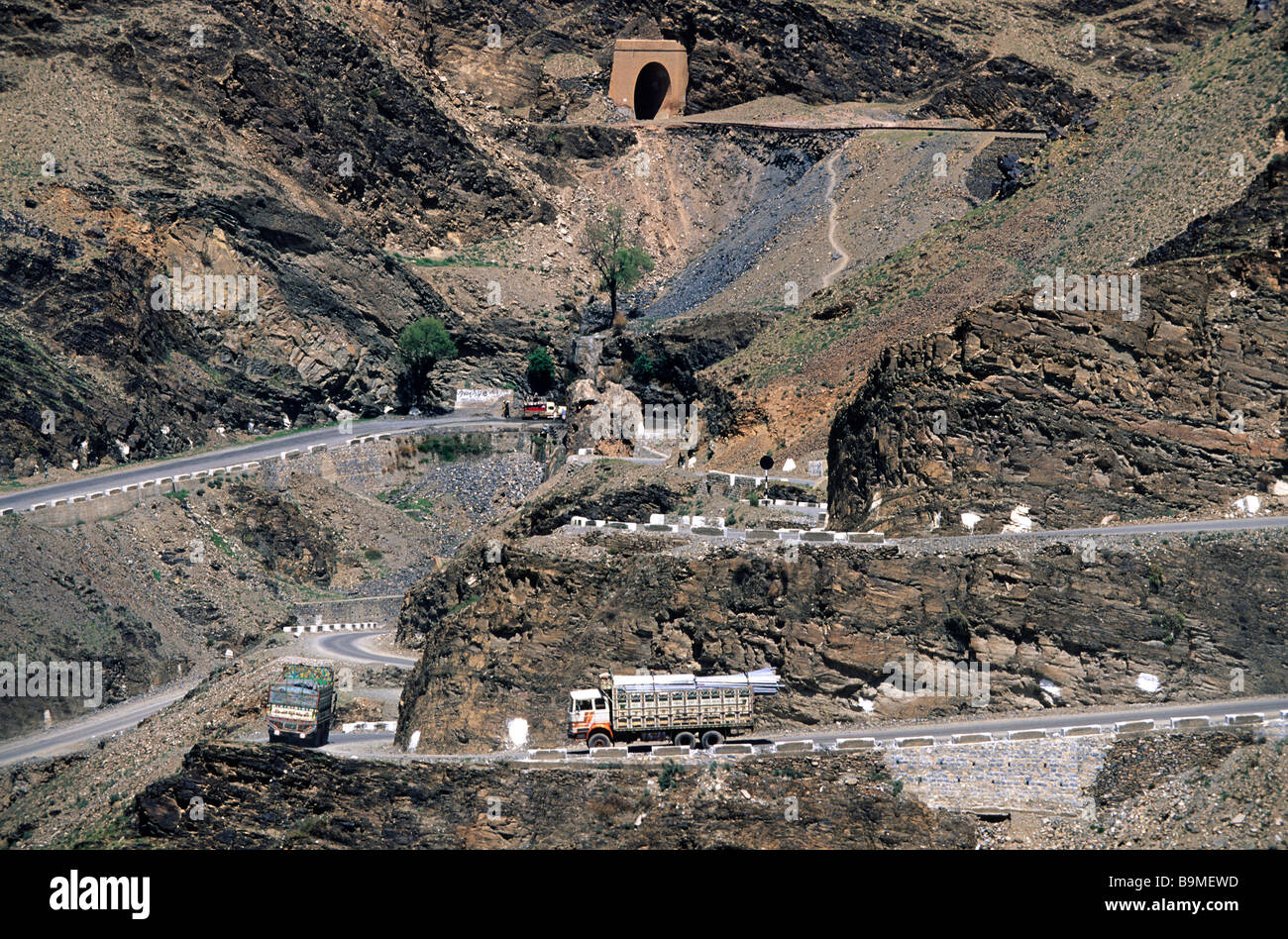 Pakistan, Khyber Pass, from Peshawar to Kaboul the road follows the arid and desolate mountains