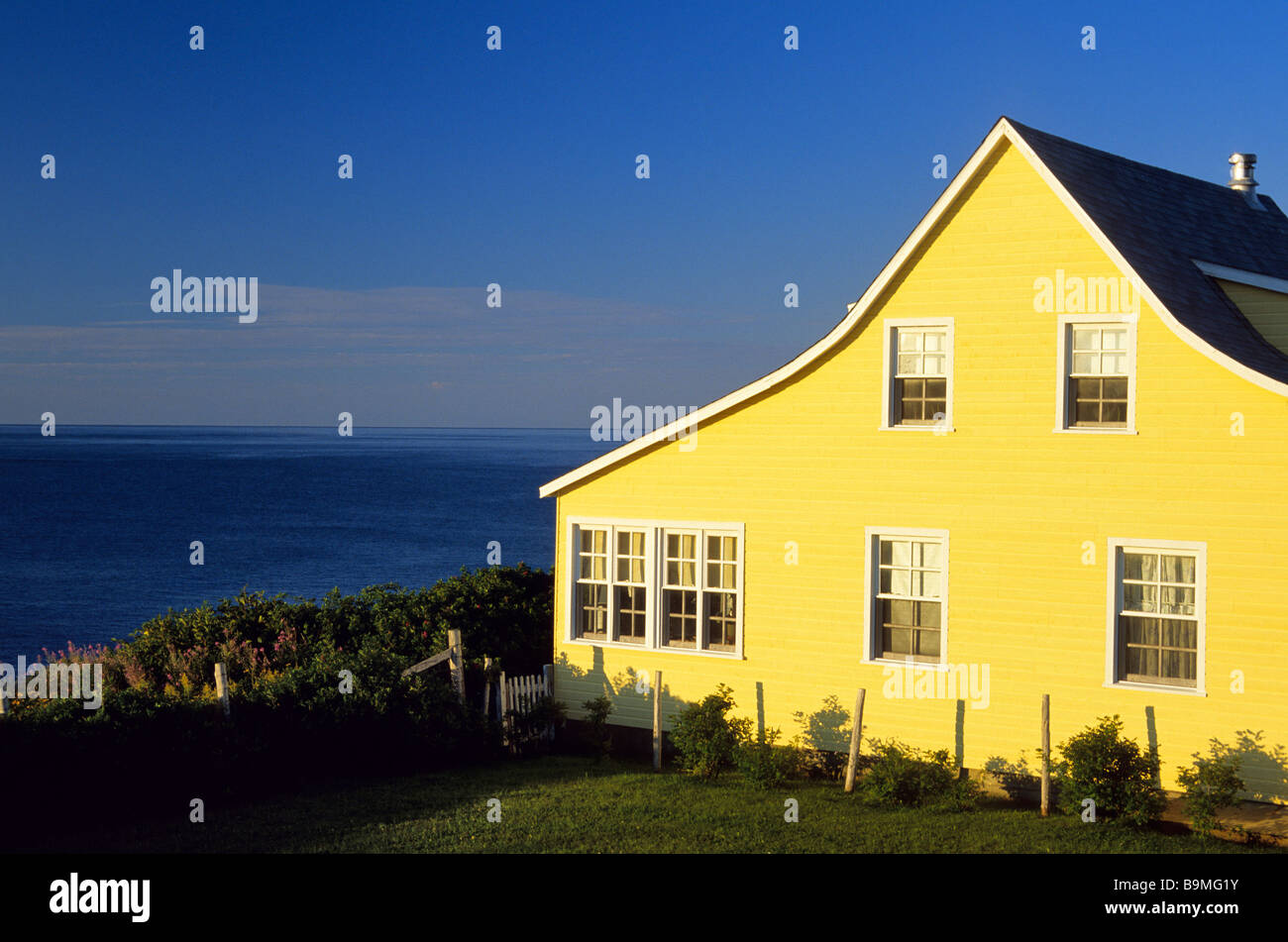 Canada, Quebec, Gaspesie, Percé, wooden house looking onto the sea