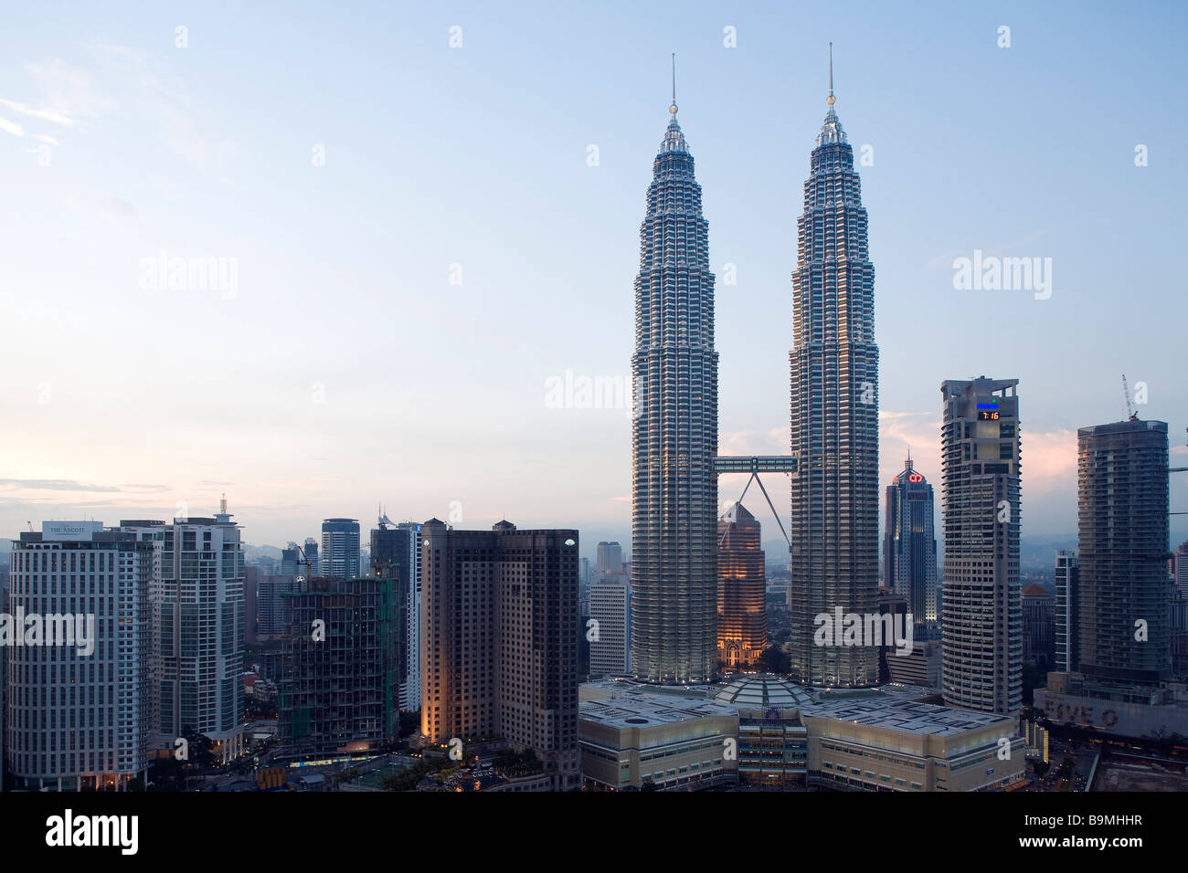 Malaysia Kuala Lumpur Petronas Twin Towers By Architect Cesar Malaysia Kuala Lumpur Petronas Twin Towers By Architect Cesar Pelli 452 Meters And 88 Floors 1998