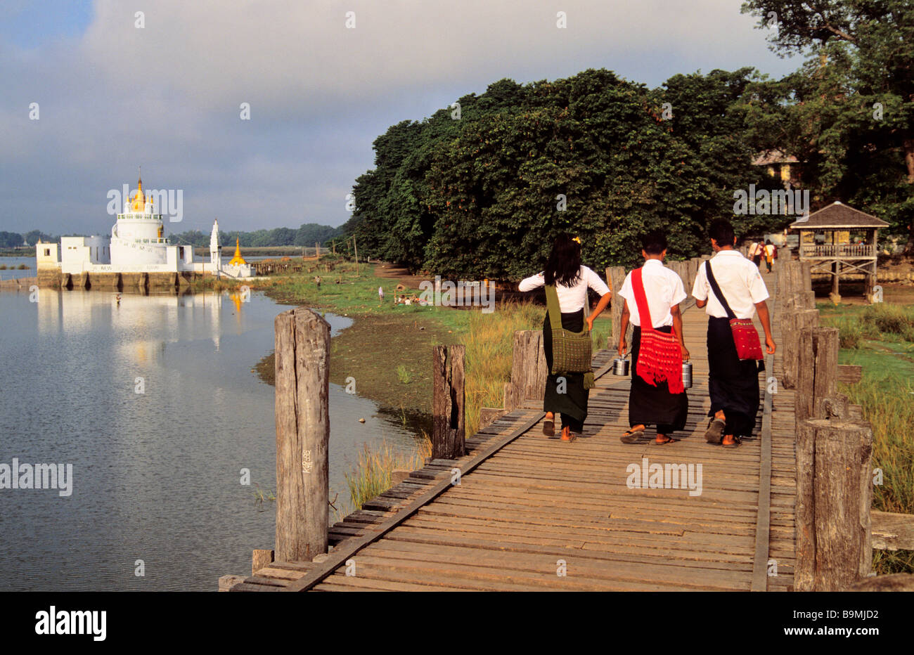 Schoolchildren myanmar hi-res stock photography and images - Alamy