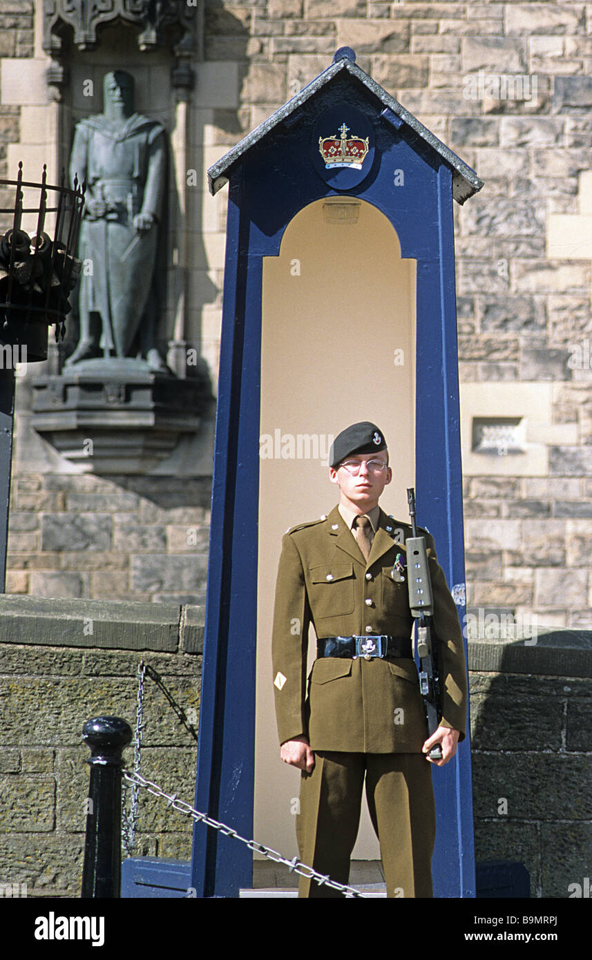 Edinburgh Castle,  Guardhouse, Soldier on Guard, with statue of William Wallace behind. Stock Photo