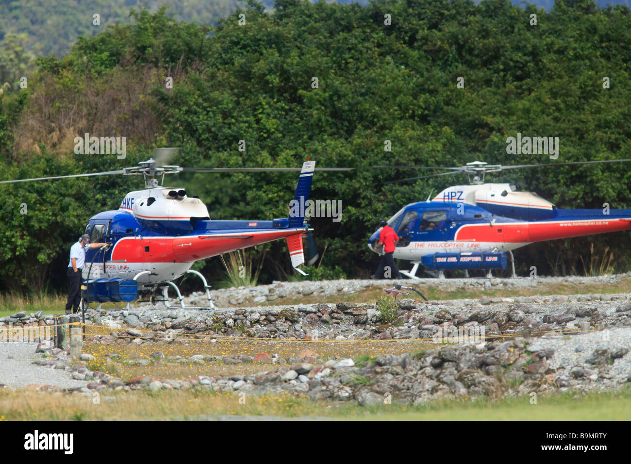 Helicopters flying hi-res stock photography and images - Alamy