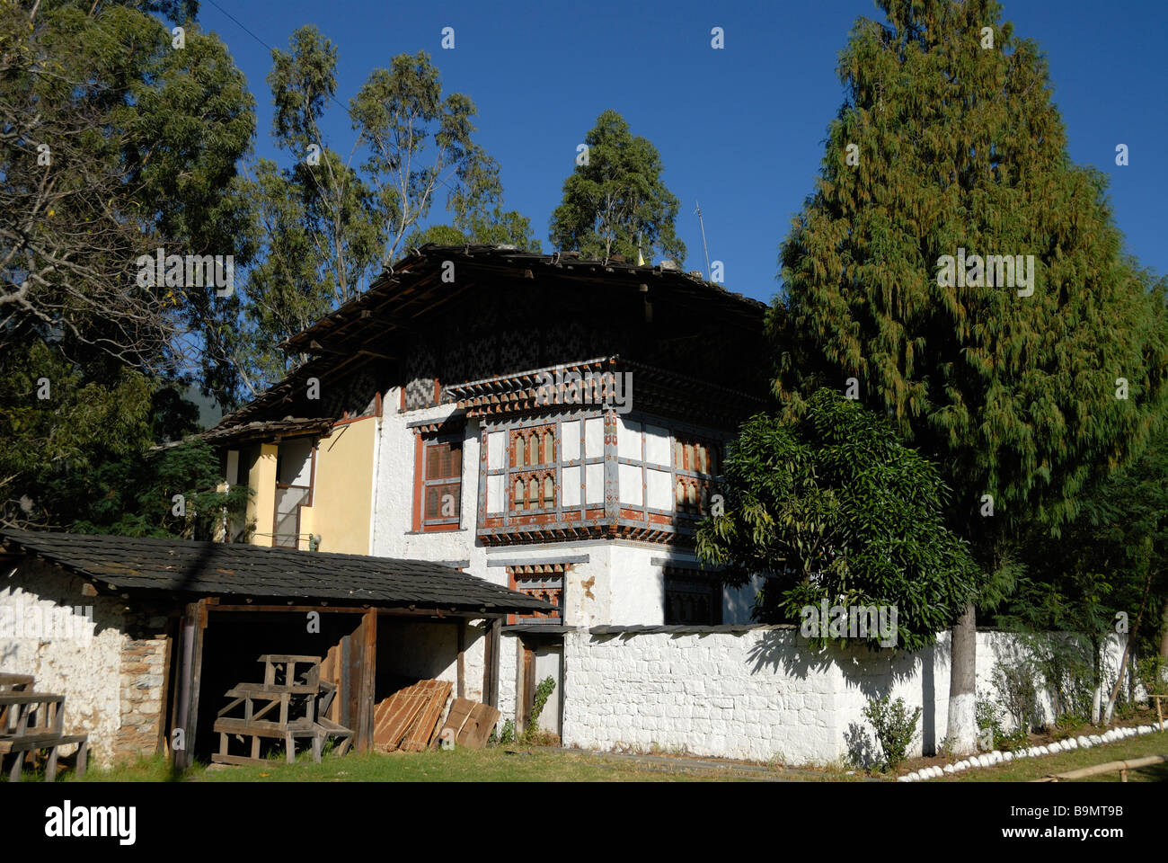 The whitewashed official residence at  Wangdue Phrodrang Dzong.  Wangdue Phrodrang Dzong. Buhtan, Druk Yul. Stock Photo