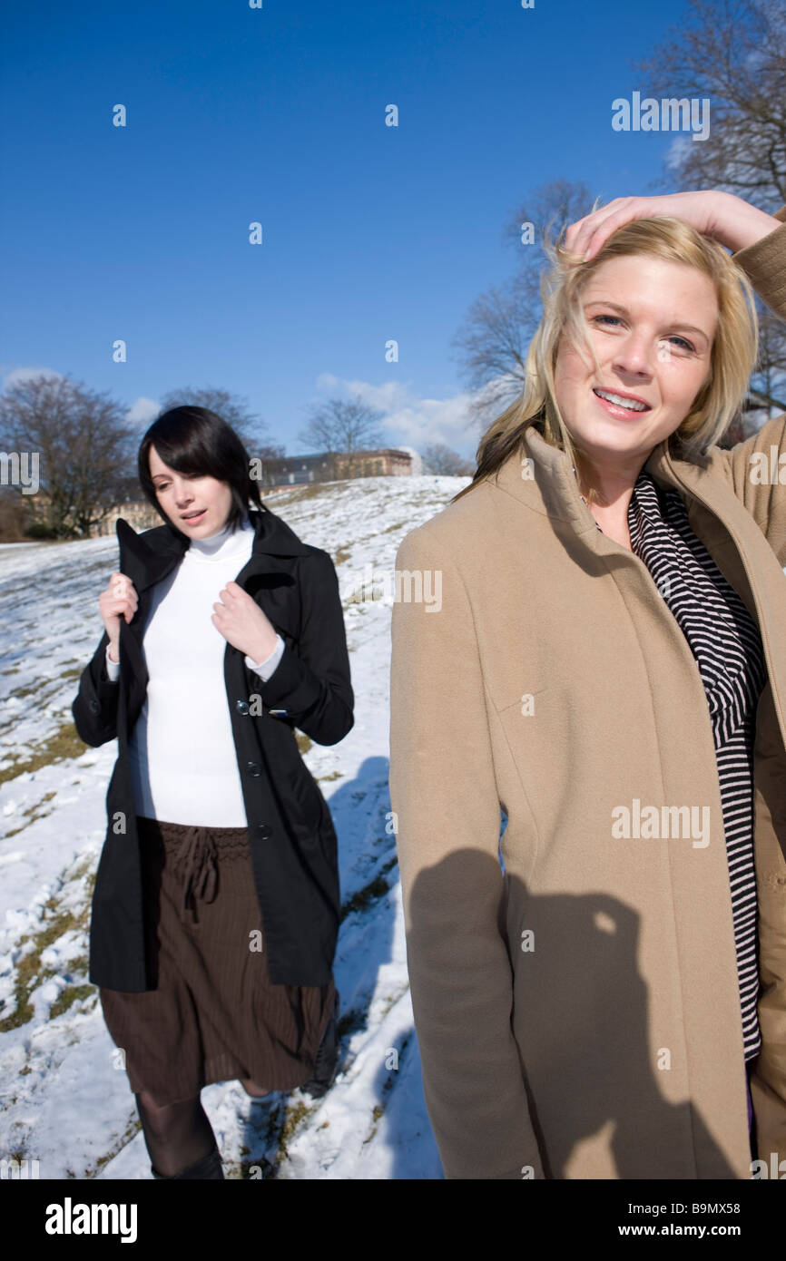 Frauen, Freundinnen beim Schneespaziergang in der Mittagspause Stock Photo