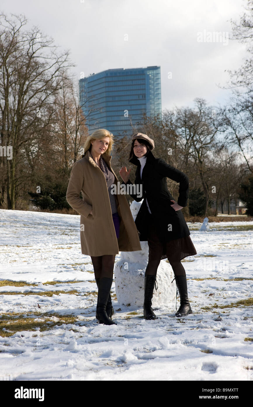 Frauen, Freundinnen beim Schneespaziergang in der Mittagspause Stock Photo