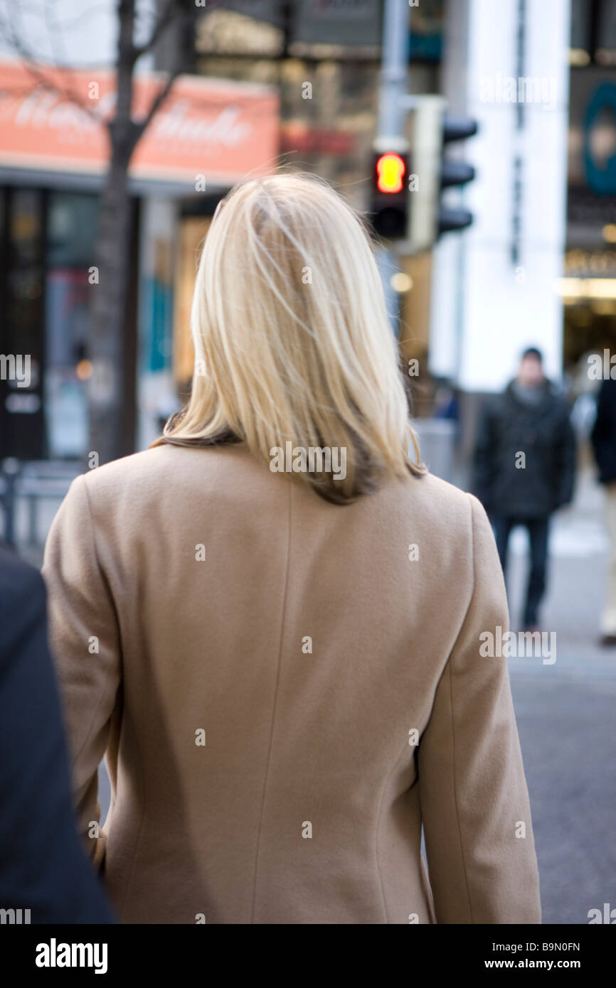 frau auf der strasse von hinten Stock Photo