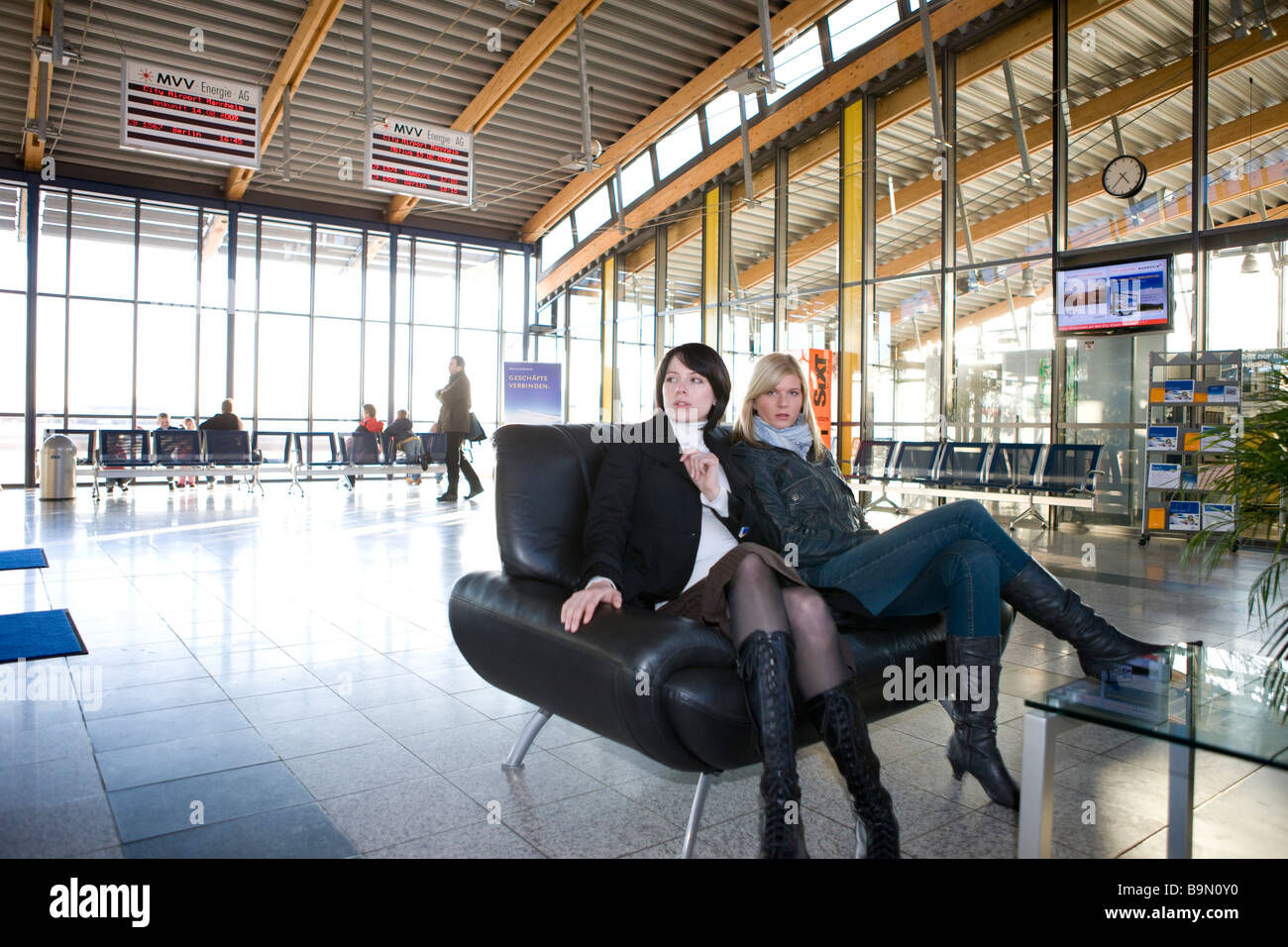 frauen warten im flugahafen auf der couch Stock Photo