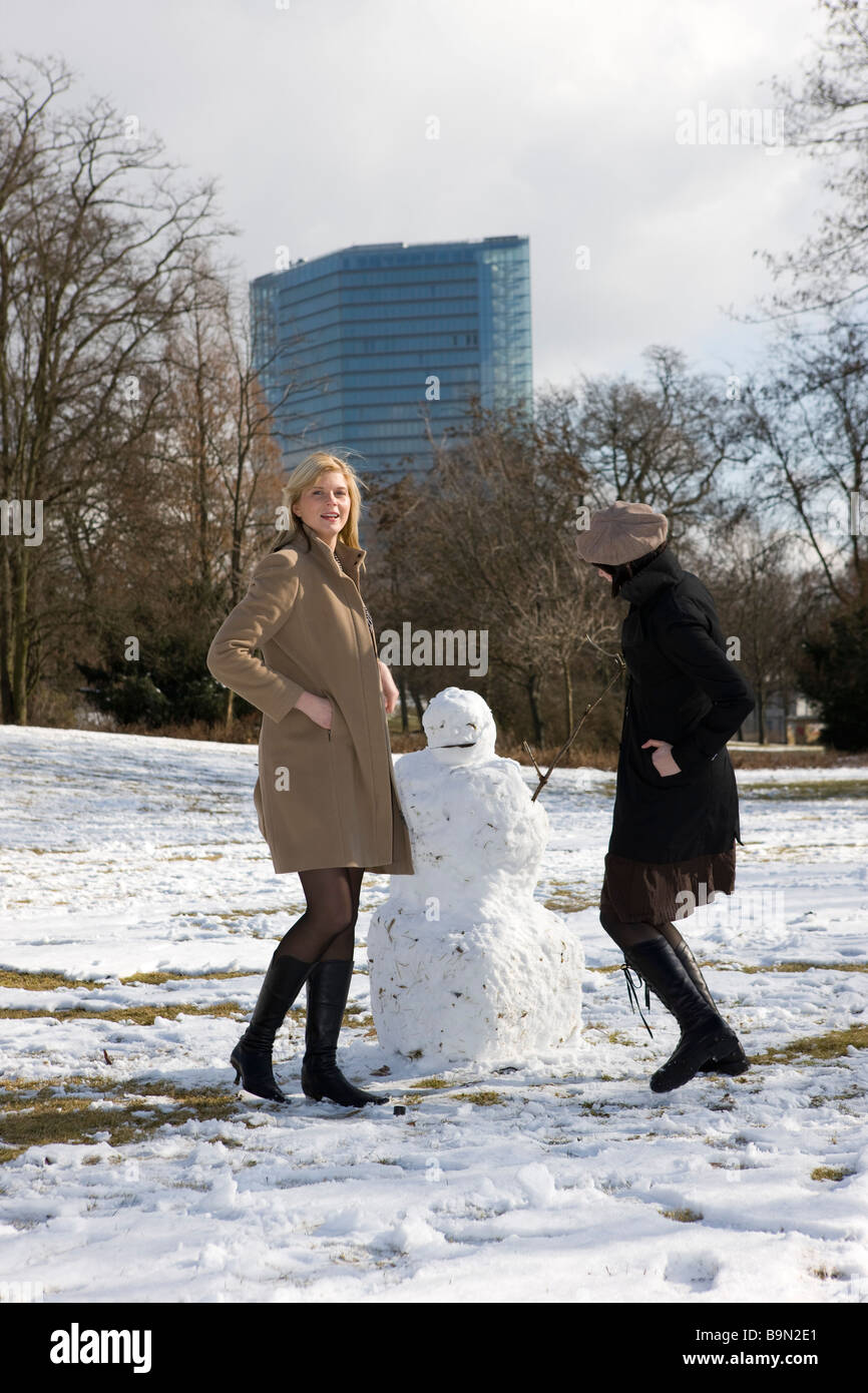 Frauen, Freundinnen beim Schneespaziergang in der Mittagspause Stock Photo