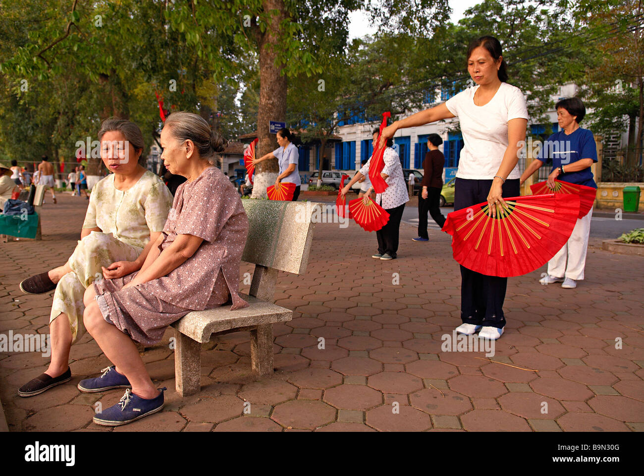 Vietnam, Hanoi, Morning exercices at the Hoan Kiem lake Stock Photo