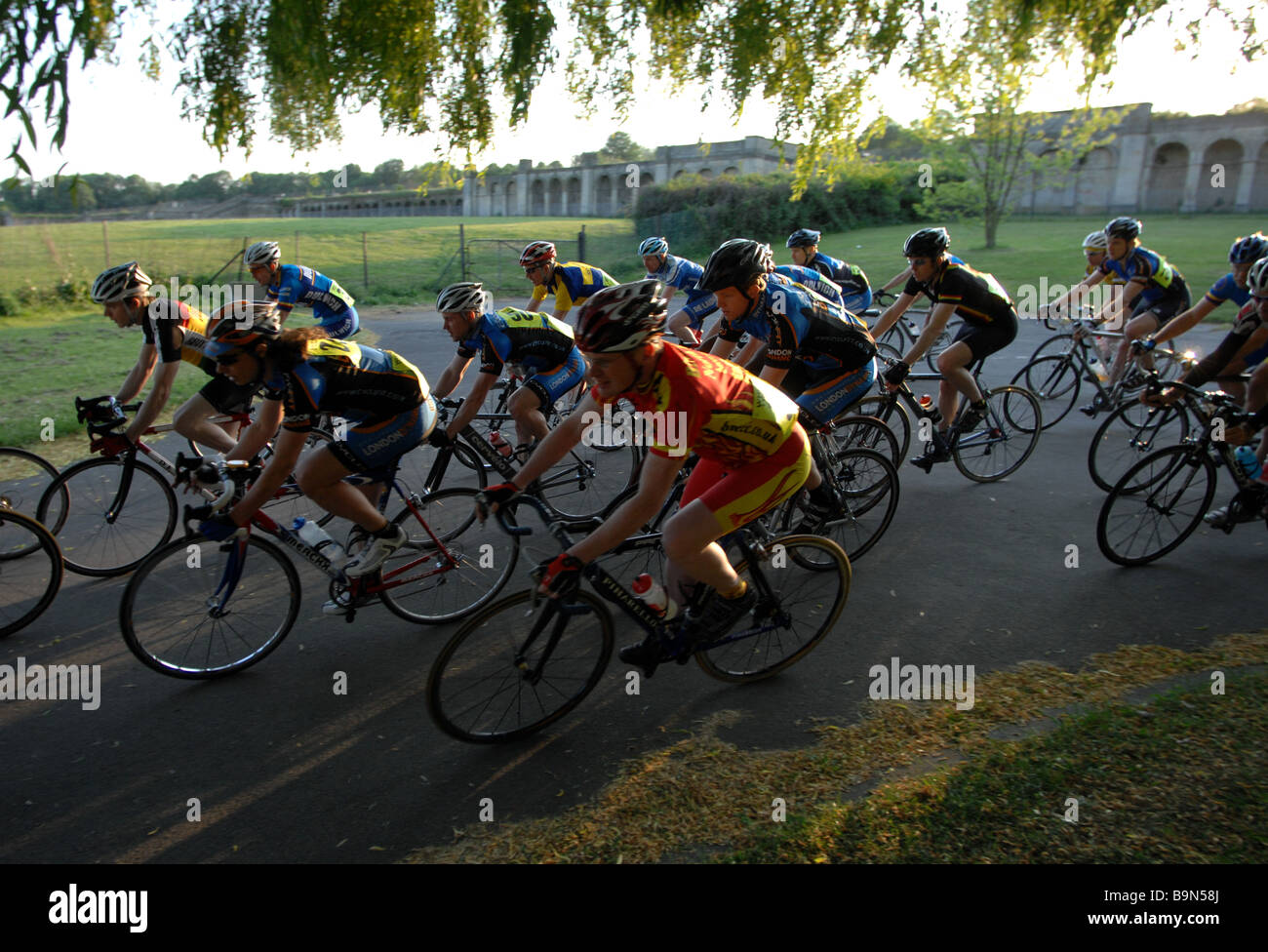 CYCLE RACING AT CRYSTAL PALACE PARK SOUTH LONDON ON A SUMMER EVENING IN ENGLAND Stock Photo