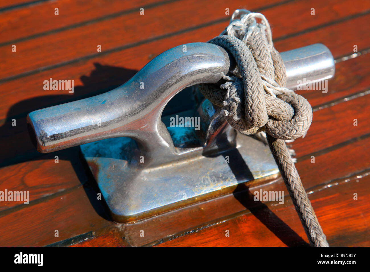 rope knot on a boat cleat Stock Photo Alamy
