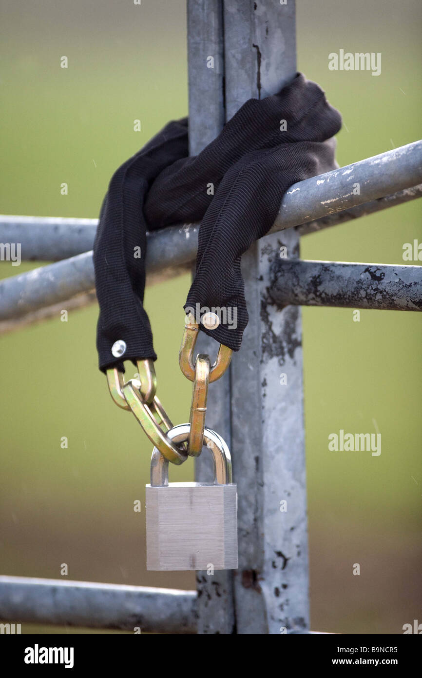Farm gate padlock and chain hires stock photography and images Alamy