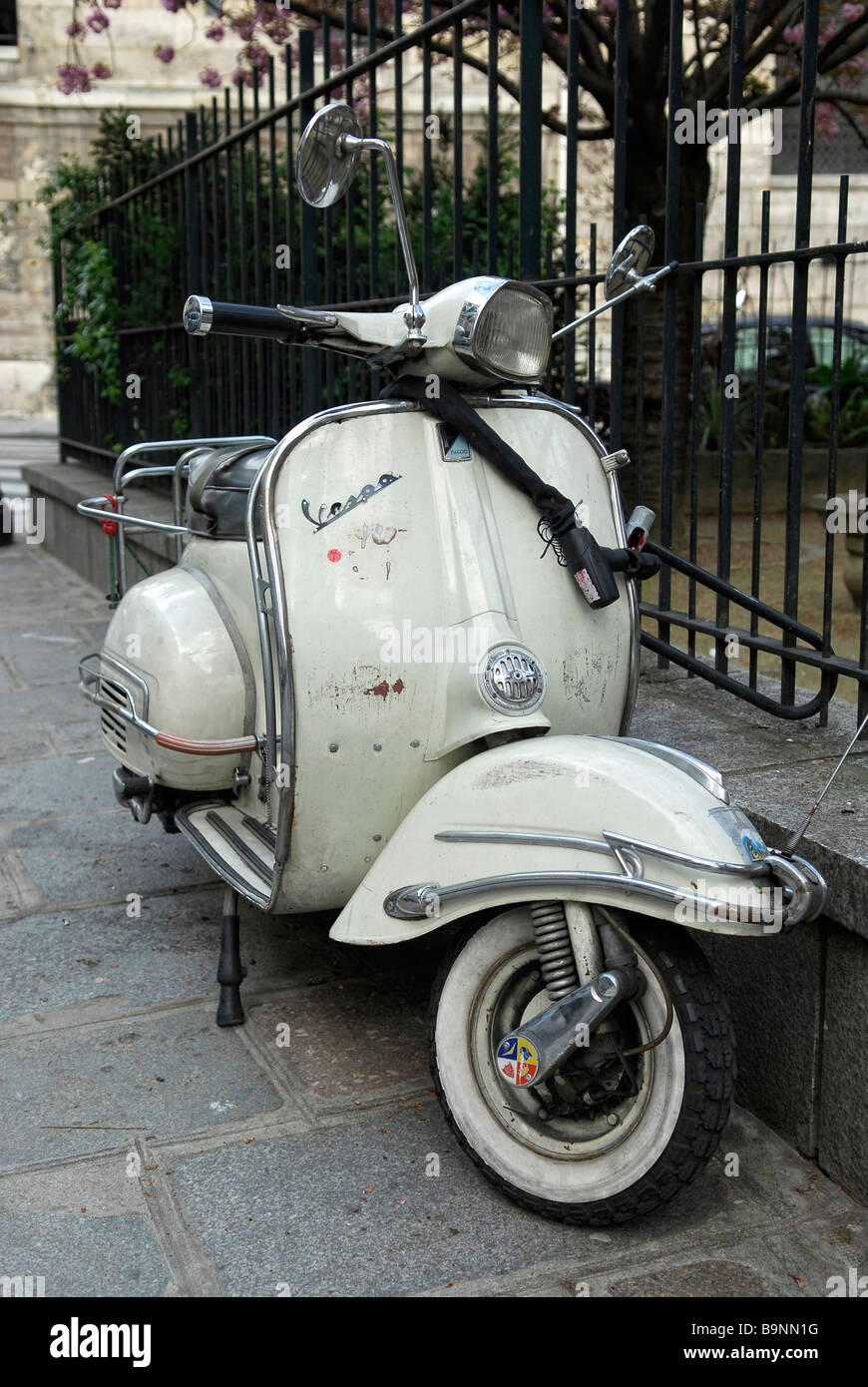 Cream vespa hi-res stock photography and images - Alamy