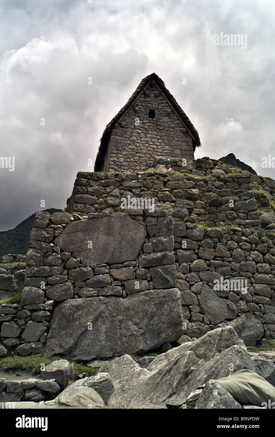 PERU MACHU PICCHU The Hut of the Caretaker of the Funerary Rock at Machu Picchu has a restored thatched roof Stock Photo