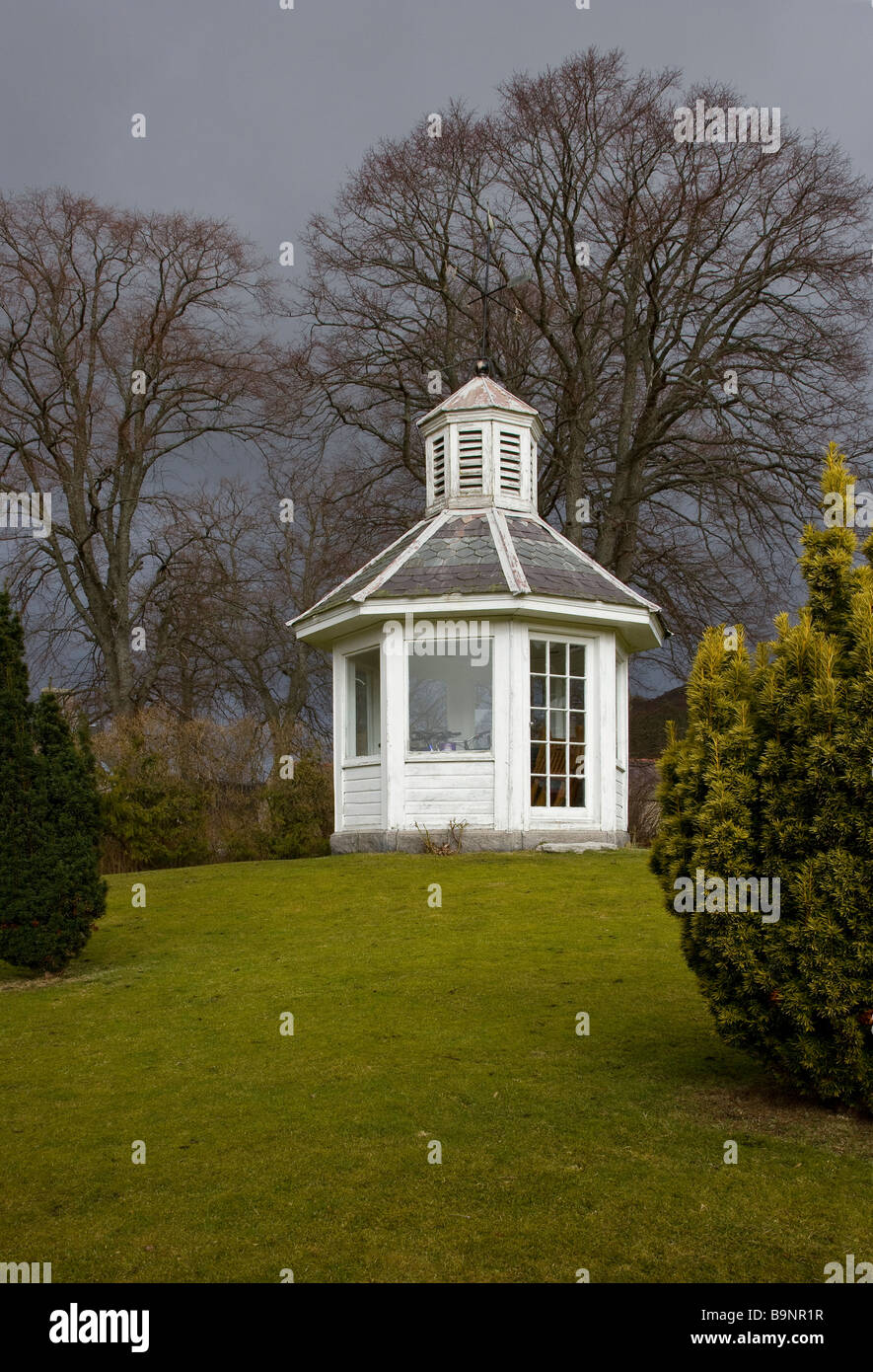 Gazebo and garden hi-res stock photography and images - Alamy