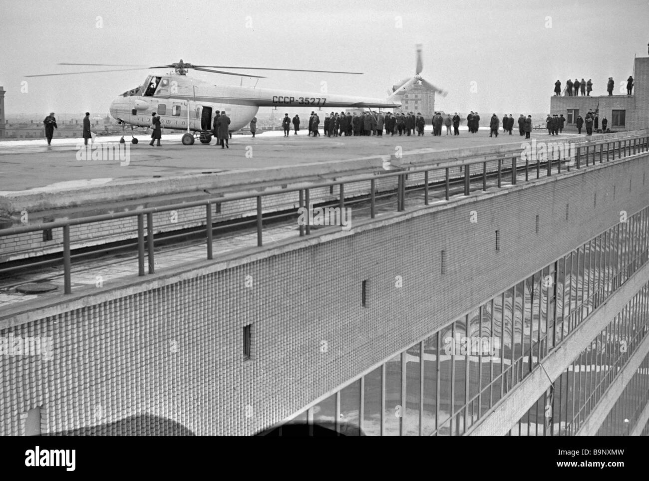 A Mi 4 helicopter on the roof of the Post Office in Moscow Stock Photo ...