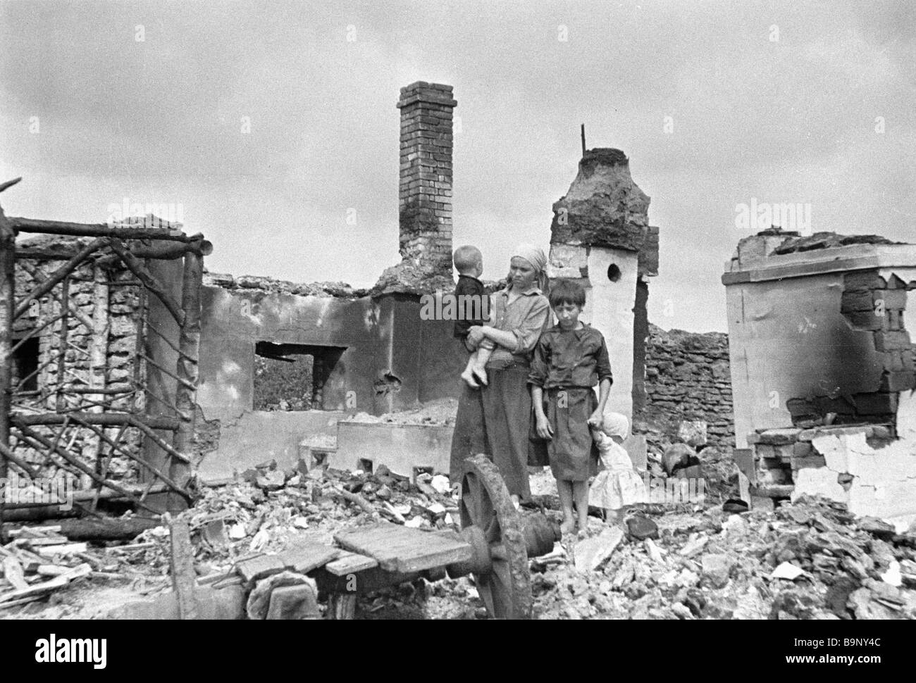 Первые дни после войны. Разрушенный дом на войне 1941.