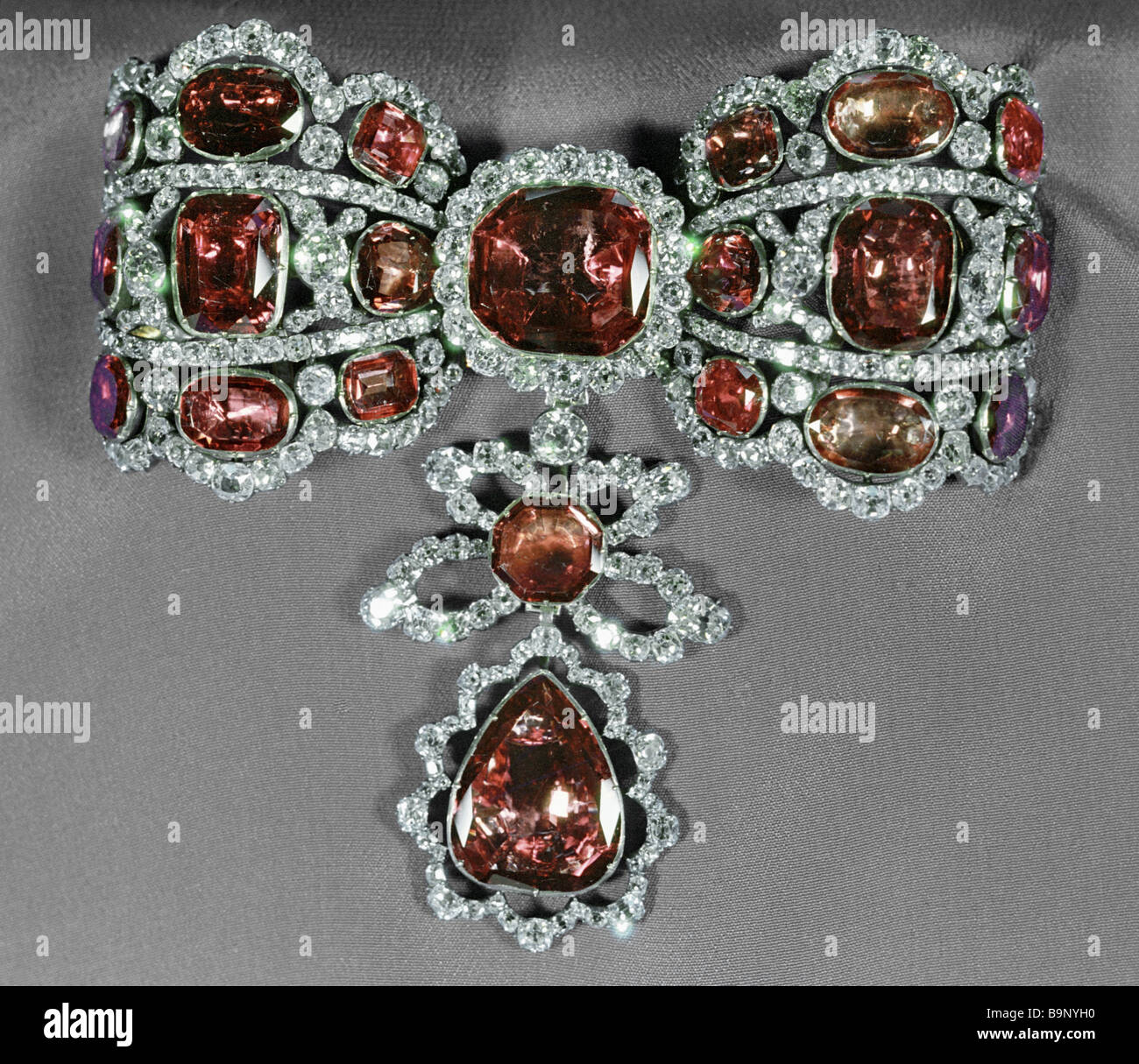 This Bow From An Esclavage Necklace Is Among The Most Precious Items In The Kremlin S Gem And Diamond Depository Stock Photo Alamy