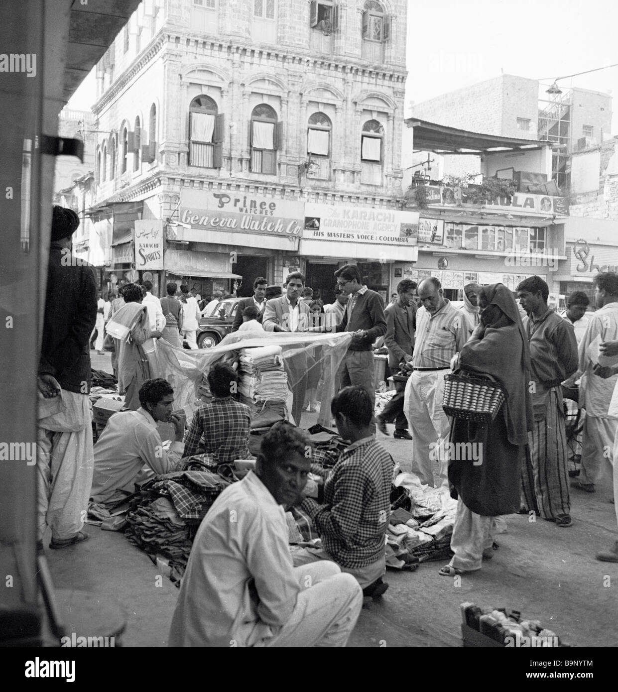 Vendors and buyers at a bazaar in downtown Karachi Stock Photo - Alamy