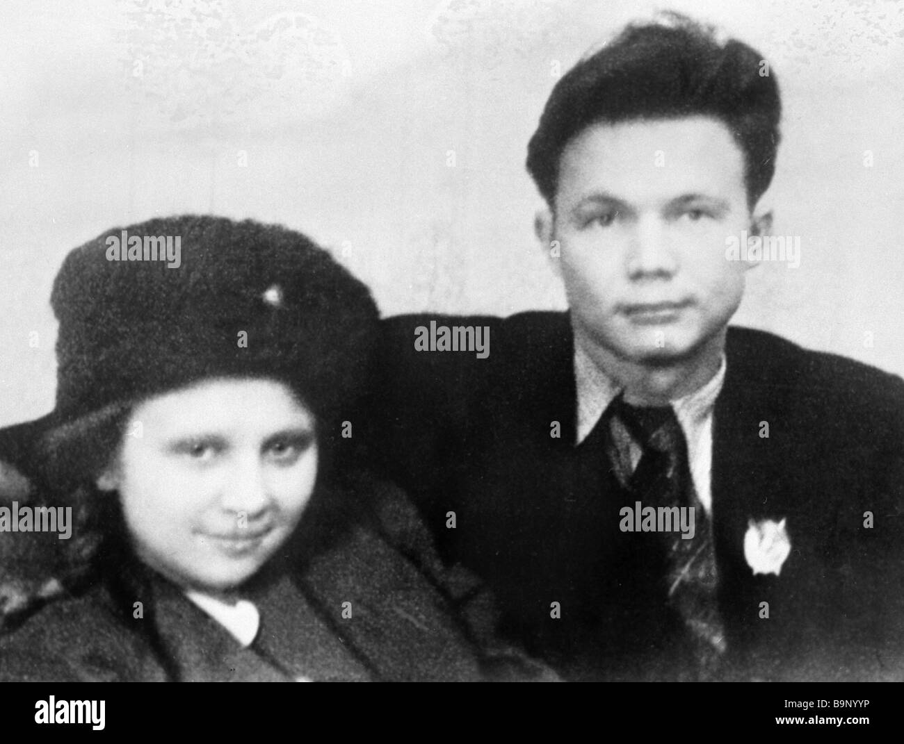 сергей хрущев в молодости. никита хрущев. сергей хрущев в молодости. сергей хрущев похороны. сергей хрущев сын никиты хрущева.