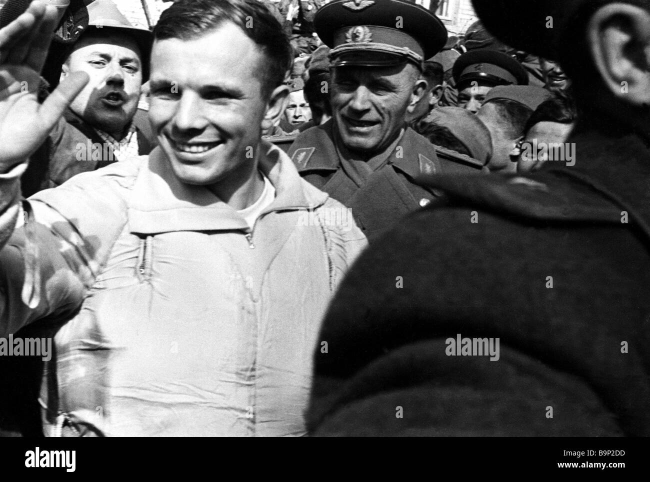 Гагарин первая награда после первого полета. Гагарин. Приземление 1961. Фото приземления Юрия Гагарина.