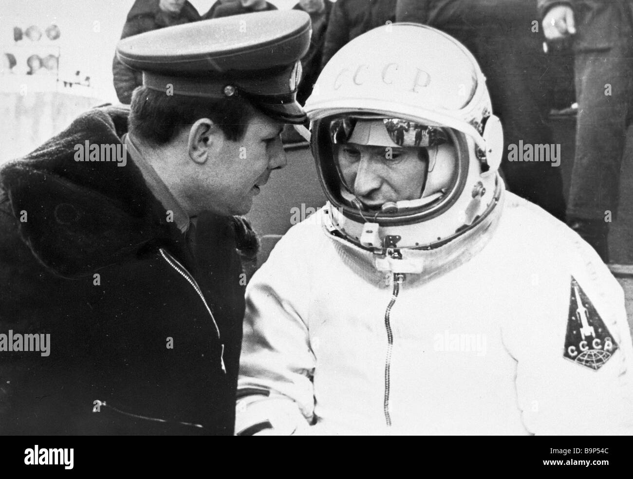 Полет первого в мире космонавта юрия. Гагарин Леонов Беляев.