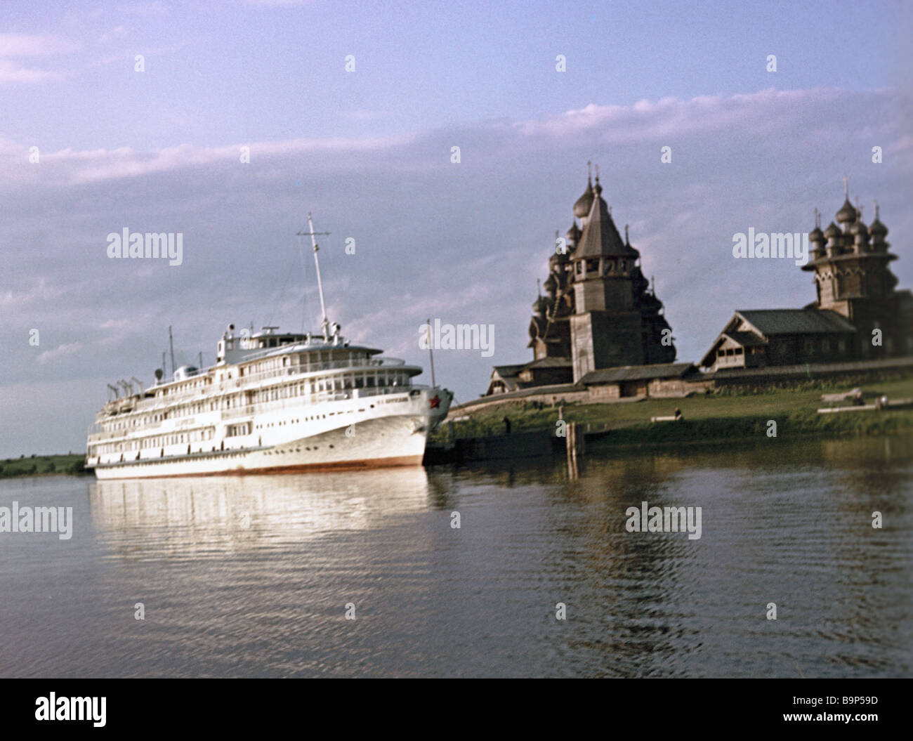 Теплоход петрозаводск кижи. Метеор петрозаводск кижи. Оятевщина кижи. Паром кижи. Метеор кижи из петрозаводска.
