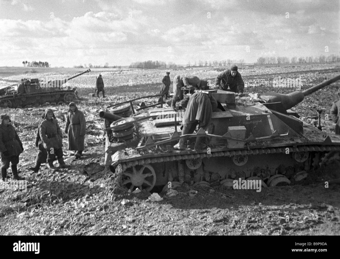 Soviet soldiers examining a trophy Nazi self propelled artillery ...