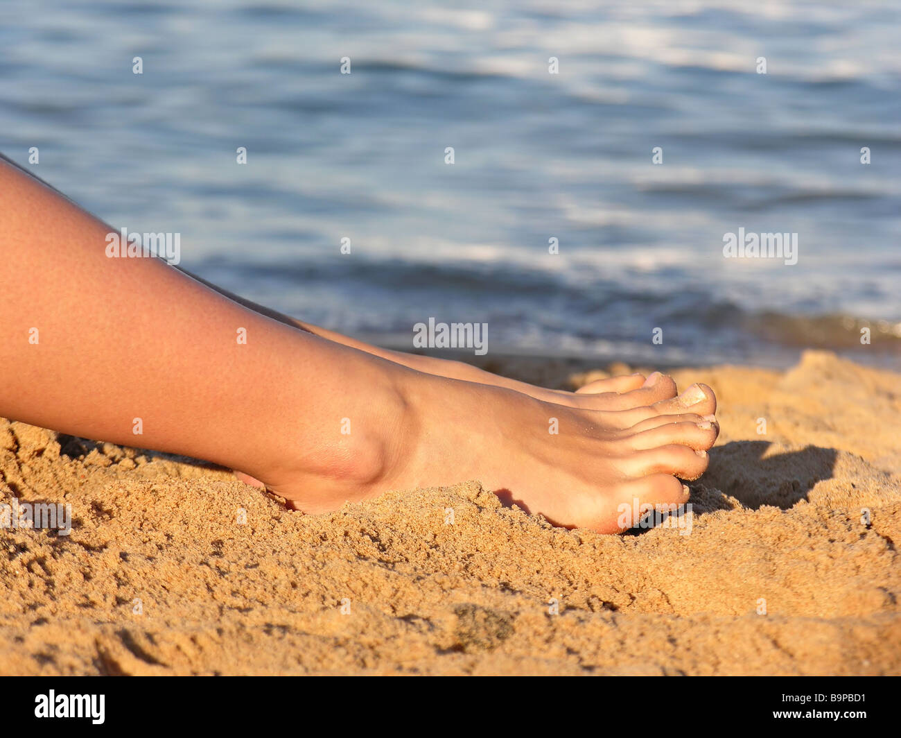 на пляже женские ножки