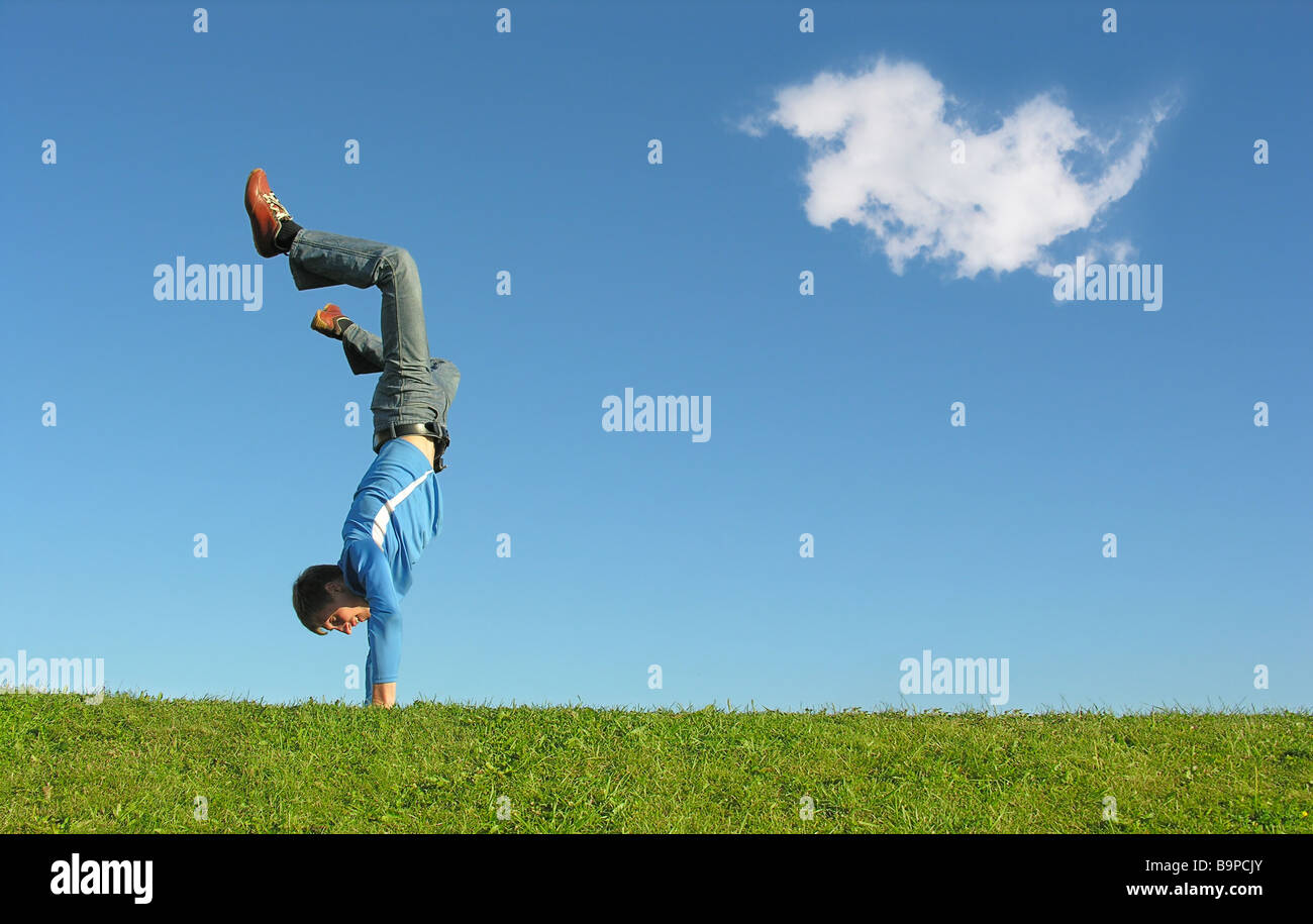 стойка на одной руке. человек стоящий на руках. человек стоящий на руках. человек стоящий на руках. ходить на руках.