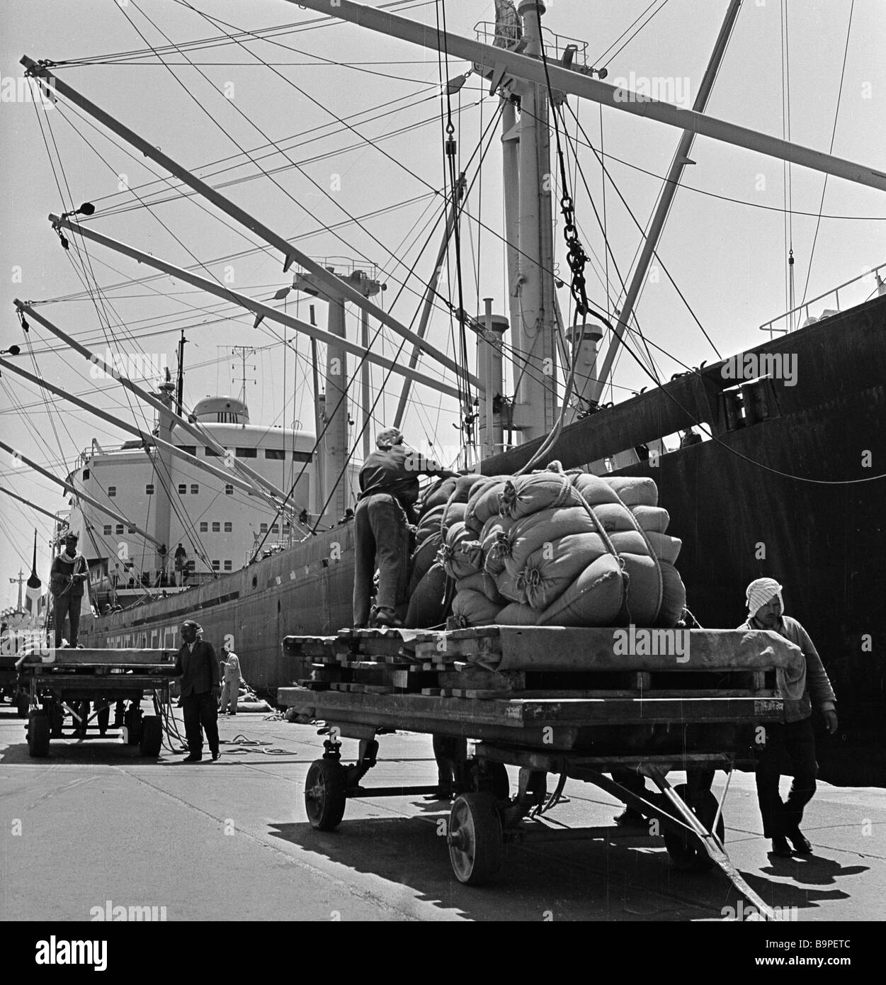 Unloading Ship Black and White Stock Photos & Images - Alamy