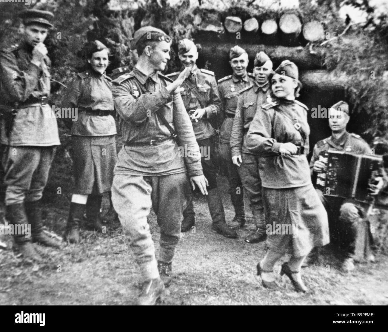 Soviet soldiers dancing Stock Photo Alamy
