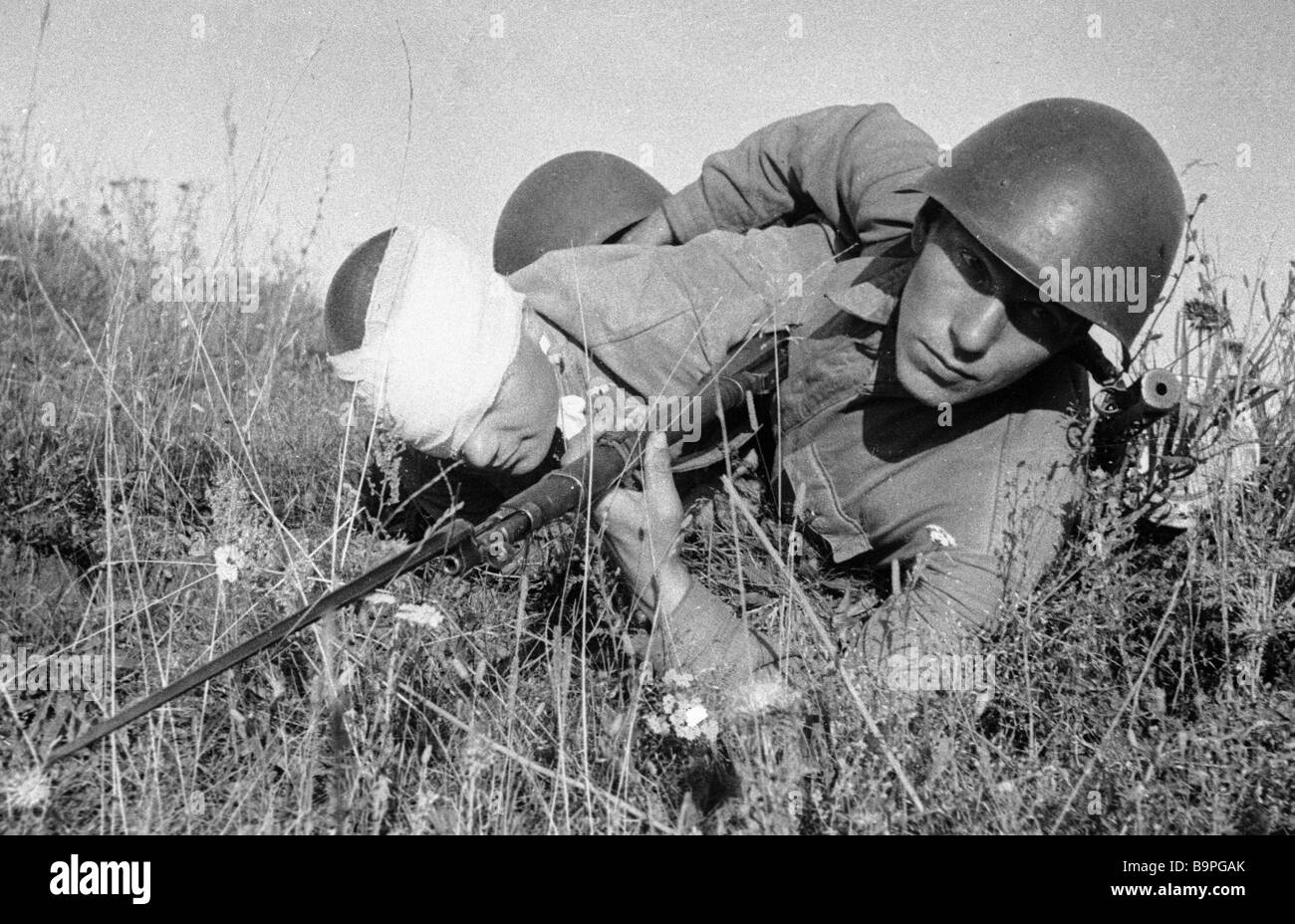 Два раненых солдата. Павел Антонович горошек. Раненый Советский солдат ВОВ. Вынос раненых с поля боя в годы ВОВ. Солдат в поле Великая Отечественная война.